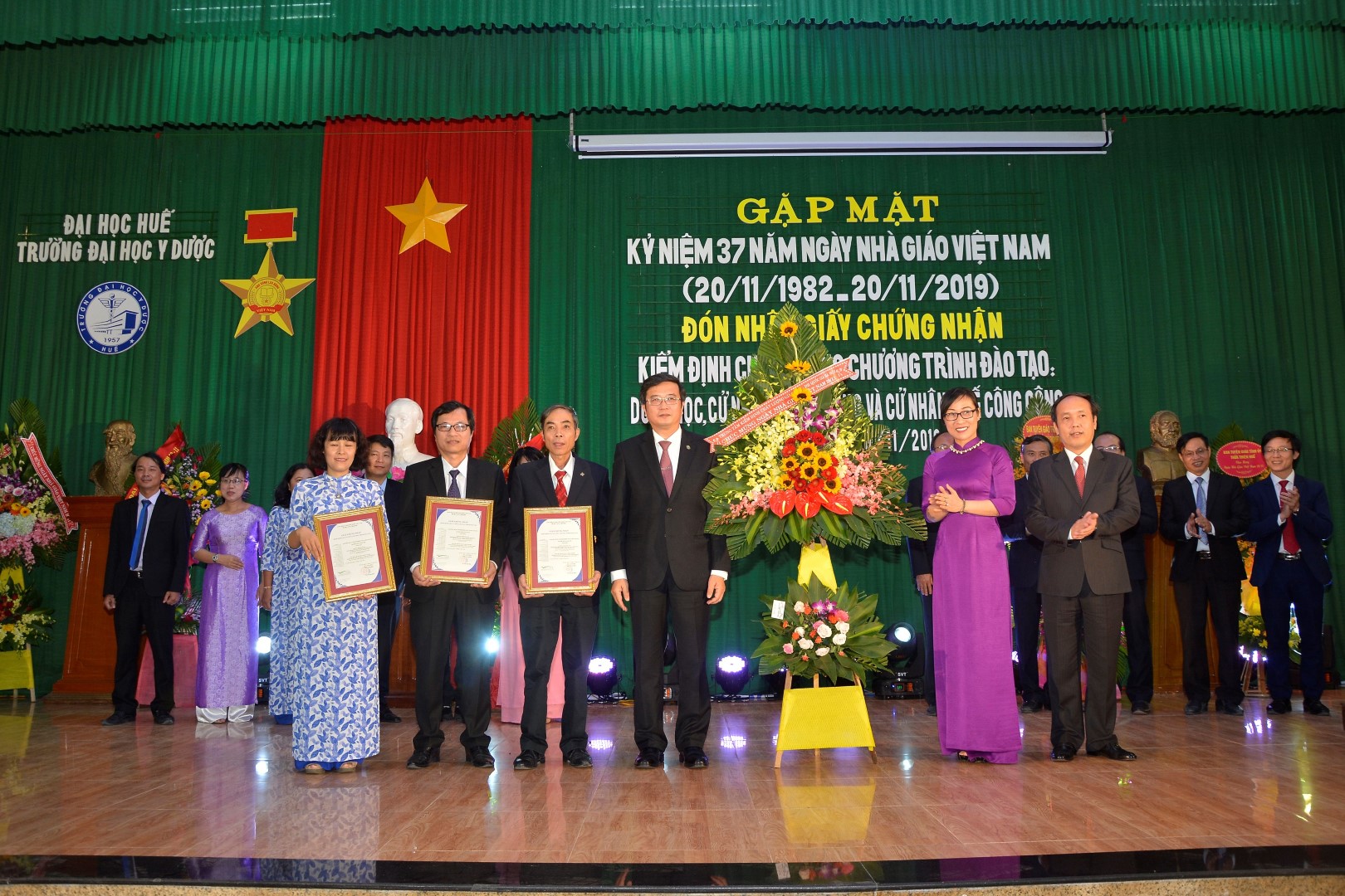 2019.11. Nha giao1 Large